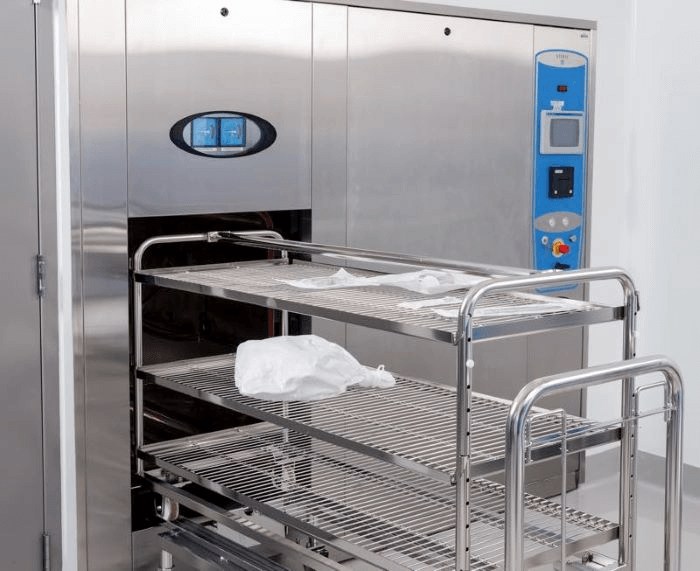 Essa esterilização faz uso da autoclave para que possa realizar o processo de limpeza do item